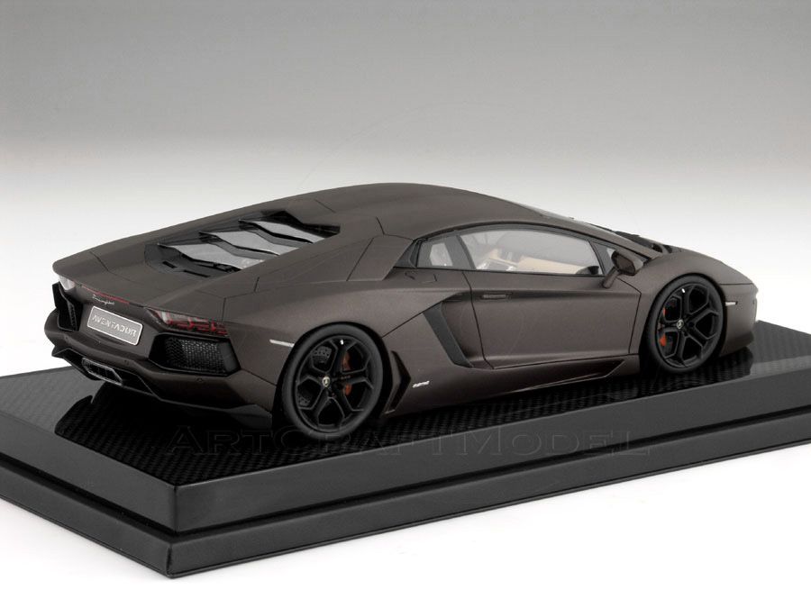 01 of 20 Lamborghini Aventador 2011 APUS Maroon w Carbon Display 1 18