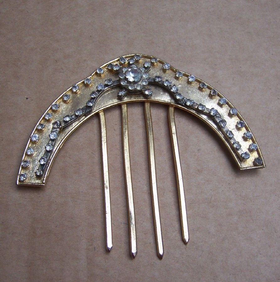 VINTAGE PALE GOLDTONE METAL HAIR COMB WITH CLEAR RHINESTONE TRIM