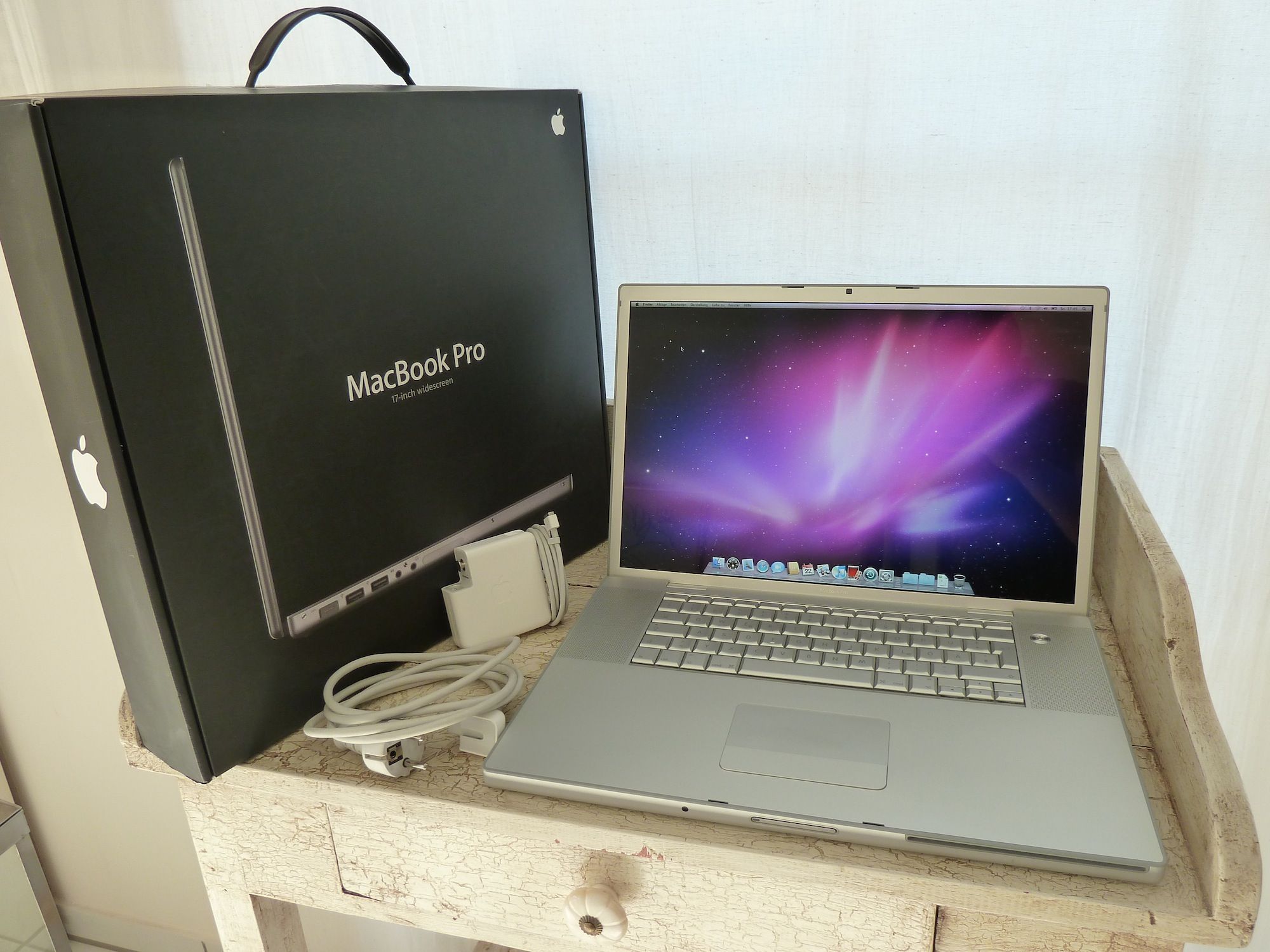 Apple MacBook Pro 17 Intel Core 2 Duo 2,6GHz 4GB 750GB OVP glossy