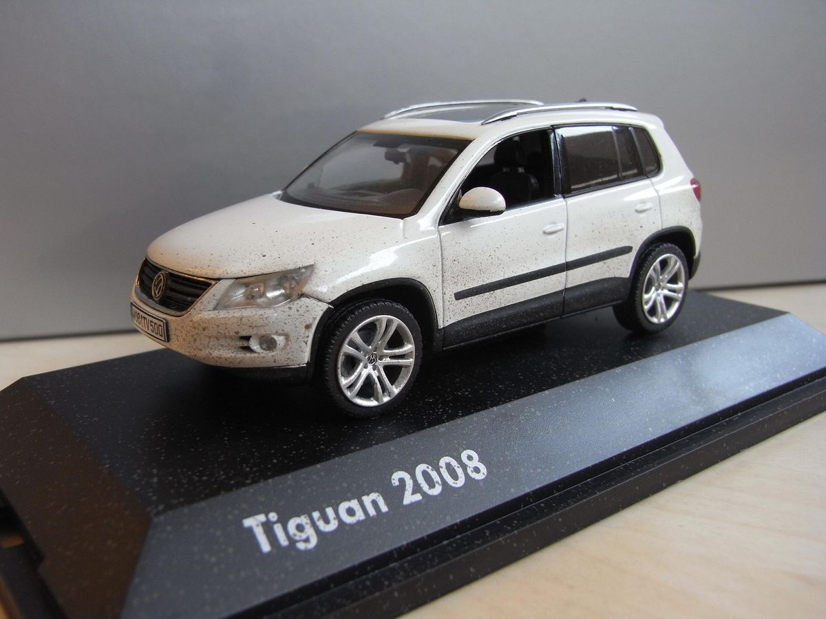 VW Tiguan, weiss mit Schmutzpartikeln, 2008, Modellauto, Fertigmodell,  Schuco 1:43