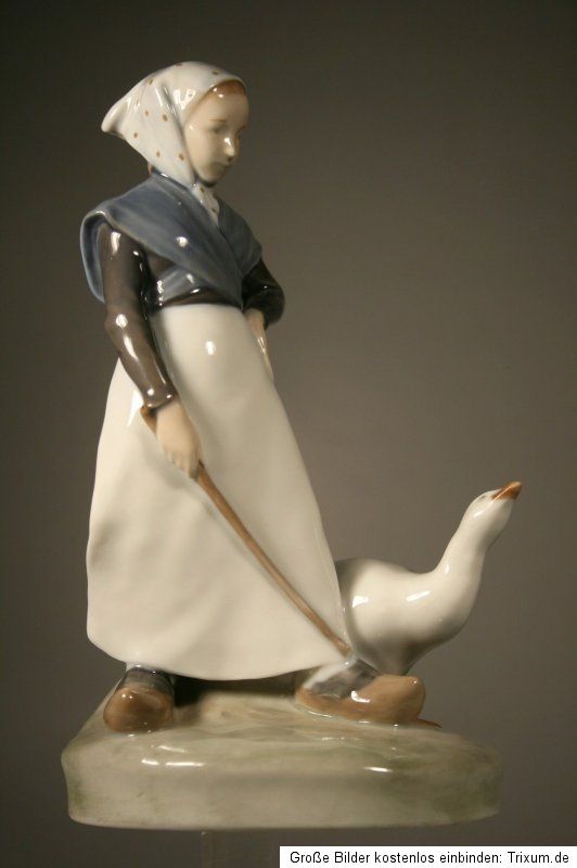 ROYAL COPENHAGEN   Christian Thomsen Porzellanfigur MÄDCHEN m. GANS