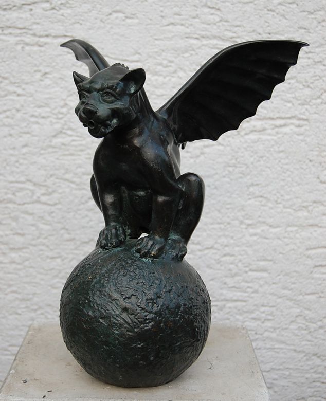 BRONZE SKULPTUR Gargoyle auf Kugel Wasserspeier Neu