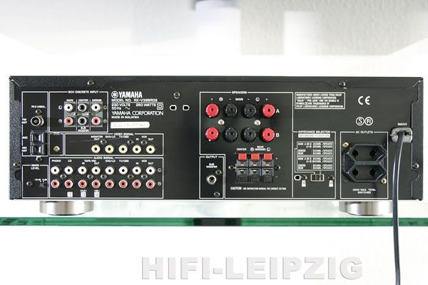 Ein Surround Receiver mit 40 Speicherplätzen für Radiosender und RDS