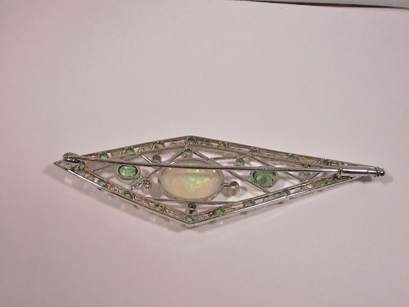 antike Brosche 585er Weissgold/ 1 Opal / 22 Peridot / 5 Brill. / 31