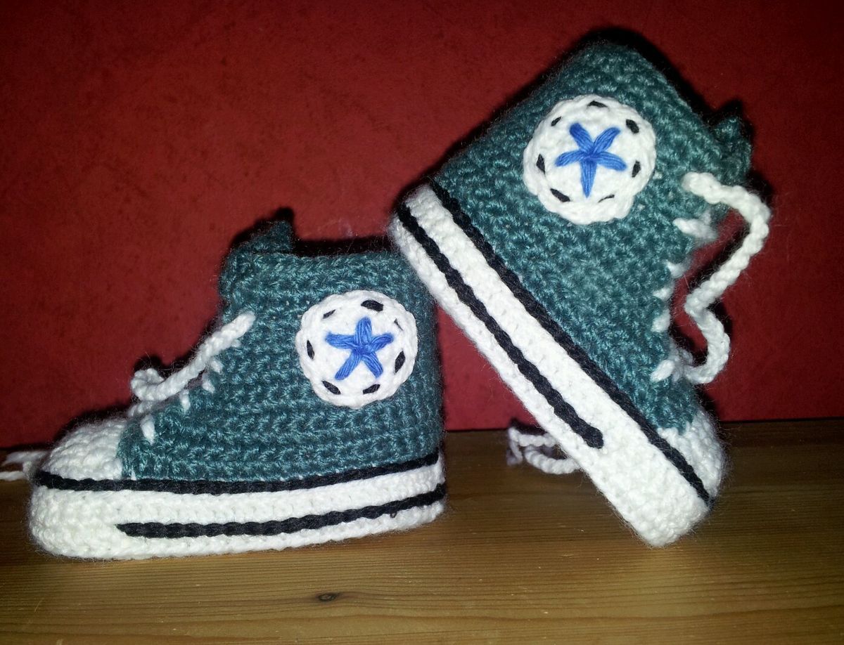 Babyschuhe Babychucks Turnschuhe gestrickt gehaekelt smaragdgruen ca 9